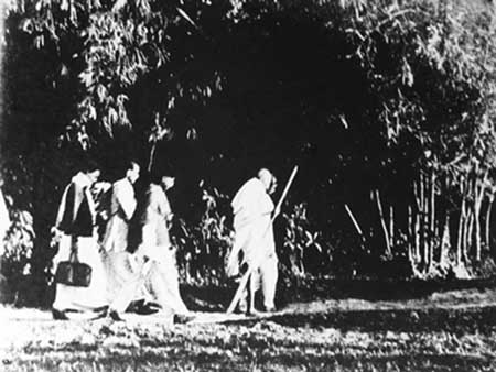 Photograph of Gandhiji during his walking tour in Noakhali.jpg